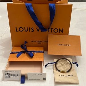 Louis Vuitton 100% authentic I have receipt brand new never worn Louis Vuitton